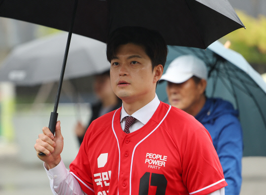 김용태 국민의힘 비상대책위원장이 15일 오전 김문수 대선 후보의 유세를 돕기 위해 서울 구로구 신도림역 입구로 향하고 있다. [연합뉴스]